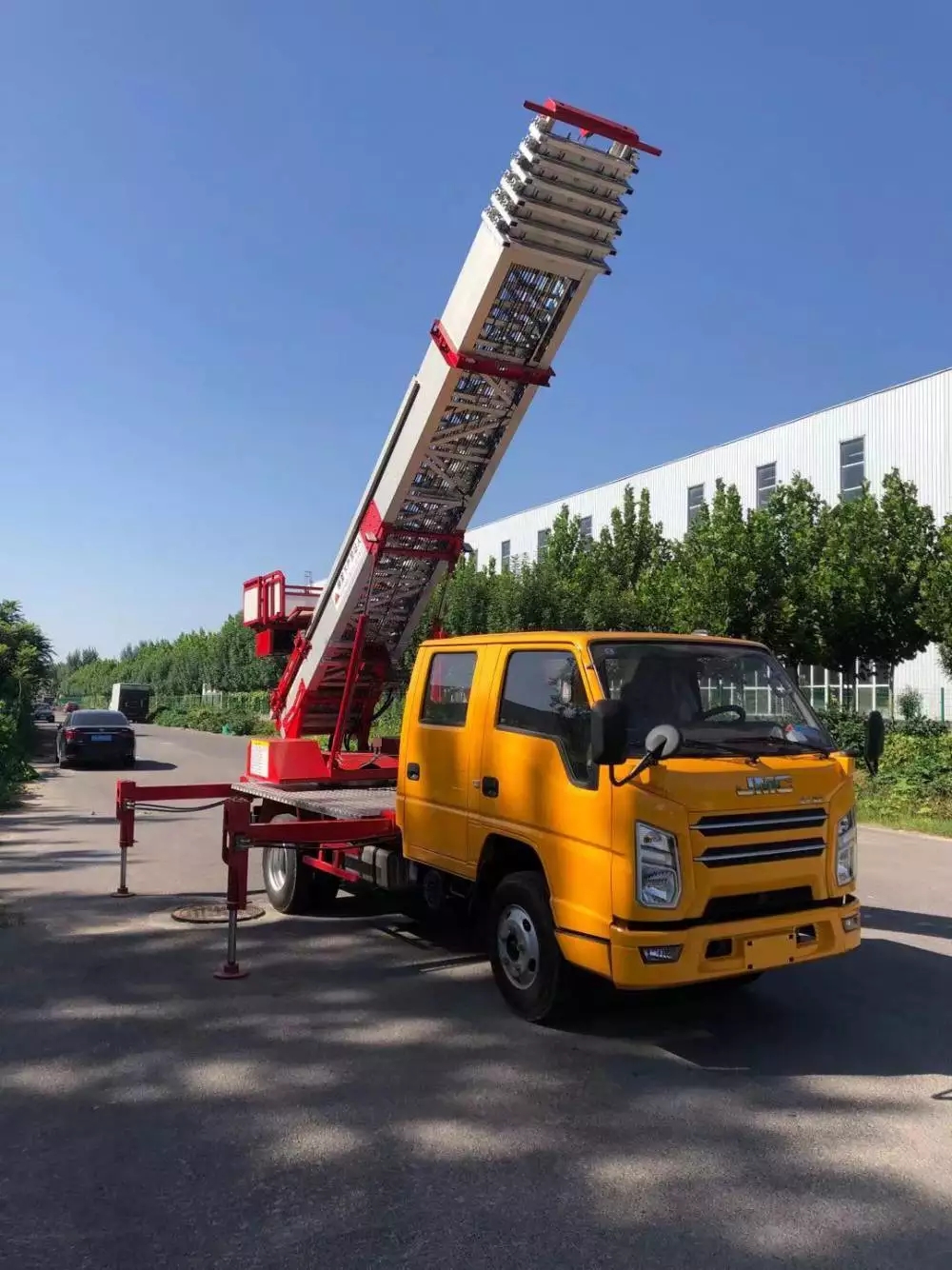 滕州附近的云梯车出租服务：轻松解决高空作业需求