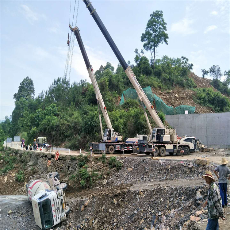 滕州汽车掉沟里叫吊车救援要多少钱